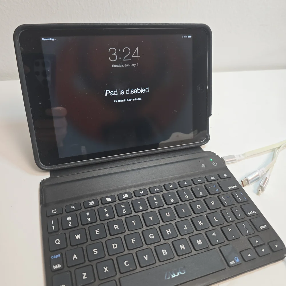 iPad mini A1454 16GB Wi-Fi + Cellular — Disabled, For Parts or Repair